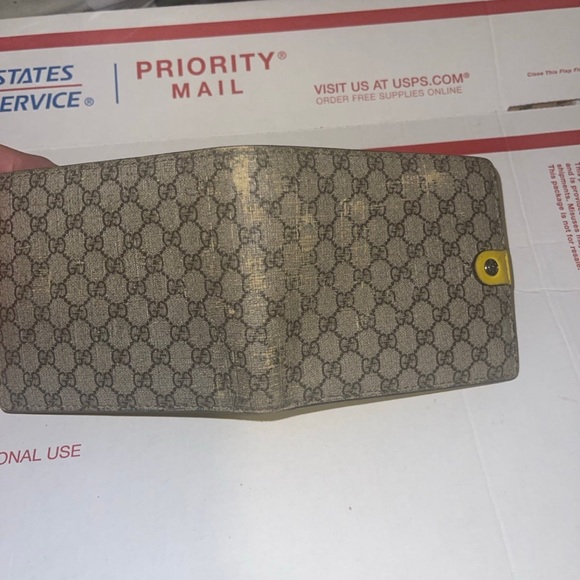 New Gucci wallet has a distressed look - Picture 10 of 11